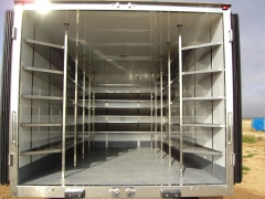 Interior furgon isotermo con estantes