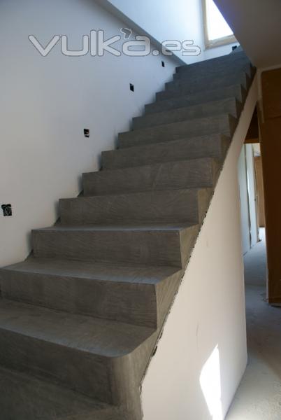 escalera en microcemento gris