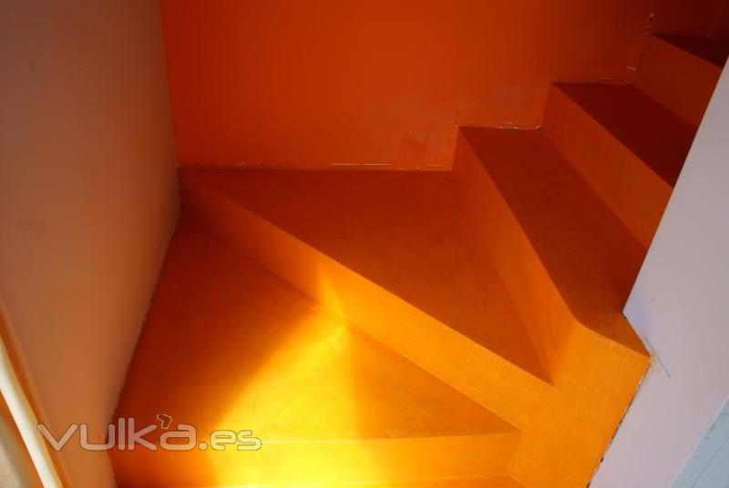 escalera en microcemento naranja