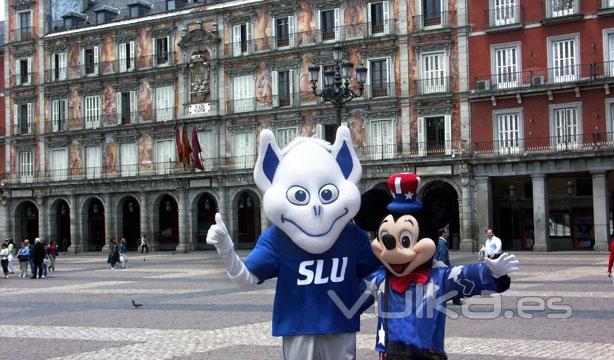 Billiken y Mikey Mouse haciendo amistad