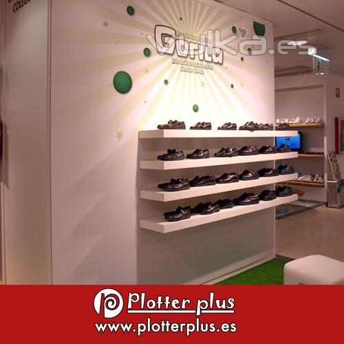 Dos paneles impresos en cartn pluma de 2,35  por 2,83 metros para Marketshoes para stand promocional en El ...