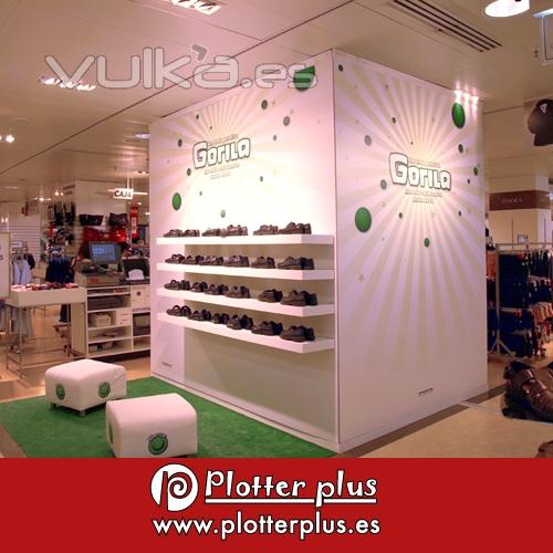 Dos paneles impresos en cartn pluma de 2,35  por 2,83 metros para Marketshoes para stand promocional en El ...