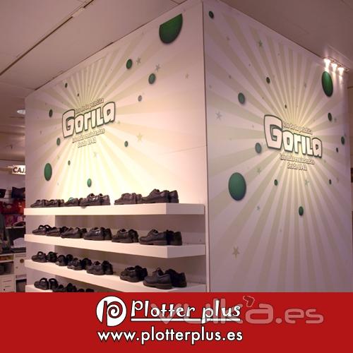 Dos paneles impresos en cartón pluma de 2,35 por 2,83 metros para Marketshoes para stand promocional en El ...