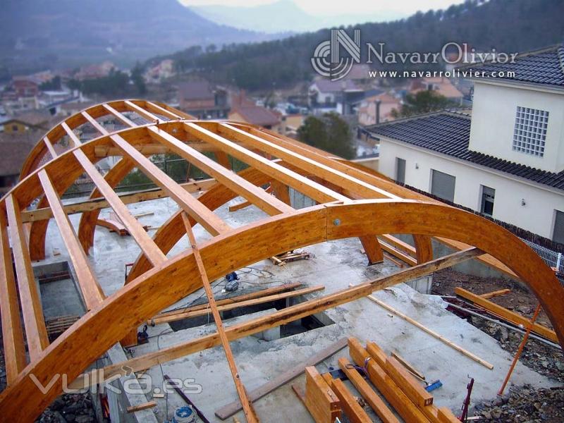 Montaje de cubierta de diseo, con vigas laminadas curvas _ Granada