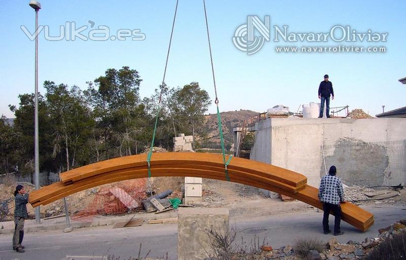 Montaje de cubierta de diseo, con vigas laminadas curvas _ Granada