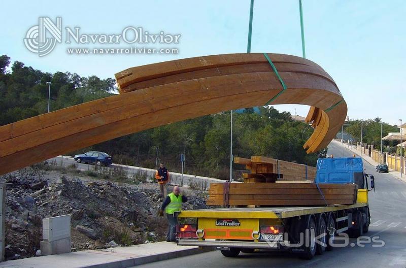 Montaje de cubierta de diseo, con vigas laminadas curvas _ Granada