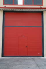 Puerta seccional garaje con puerta de acceso incorparada.