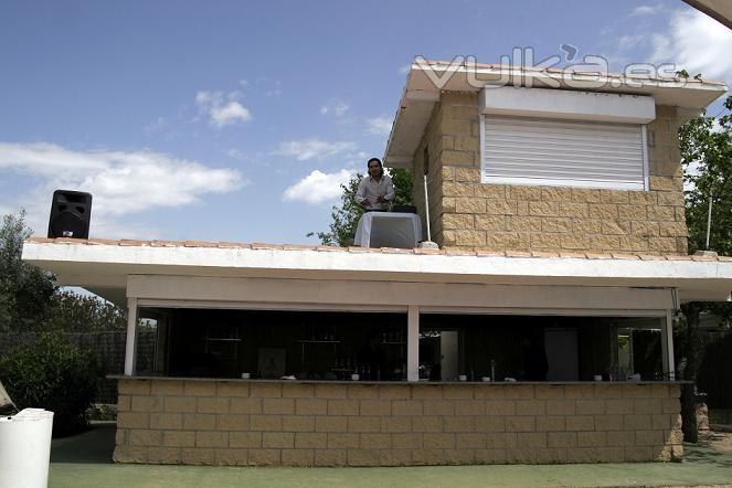 Zona de barra y cabina de DJ en Finca la carpa de Chapineria