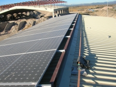 Linea de vida provisional para el montaje de una planta fotovoltaica en una cubierta