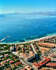 Vista aerea del hotel junto al mar menor