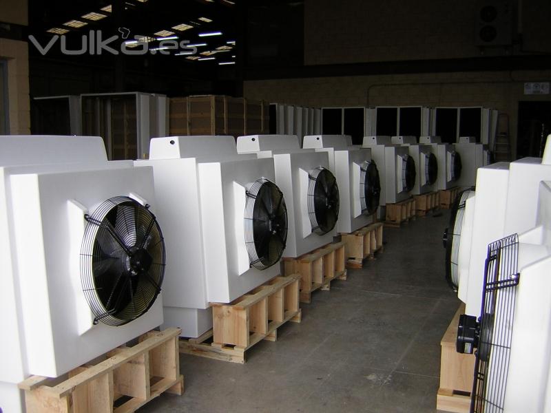 Equipos de refrigeracin evaporativa con ventilador incorporado para distribuir el aire fresco por sobrepresin.