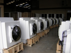 Equipos de refrigeracin evaporativa con ventilador incorporado para distribuir el aire fresco por sobrepresin.