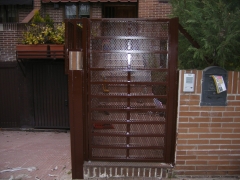 Sustitucion de una puerta metalica