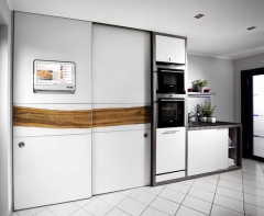 Armario despensa de cocina con puertas correderas, con rellenos de cristal lacado blanco y serigrafia horizont
