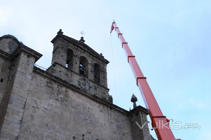 Autogra con plumn realizando trabajos en la iglesia de San Francisco en Trujillo (Cceres)