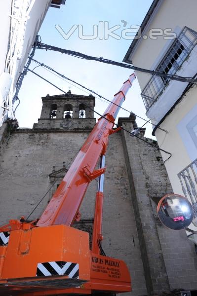 Autogra con plumn realizando trabajos en la iglesia de San Francisco en Trujillo (Cceres)