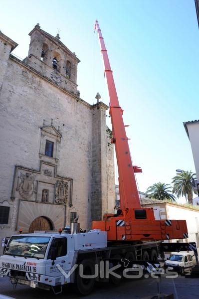 Autogrúa con plumín realizando trabajos en la iglesia de San Francisco en Trujillo (Cáceres)