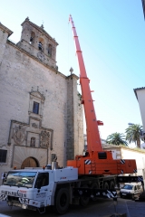 Autogrúa con plumín realizando trabajos en la iglesia de San Francisco en Trujillo (Cáceres)