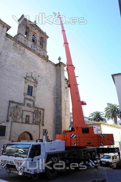 Autogra con plumn realizando trabajos en la Iglesia de San Francisco en Trujillo (Cceres)