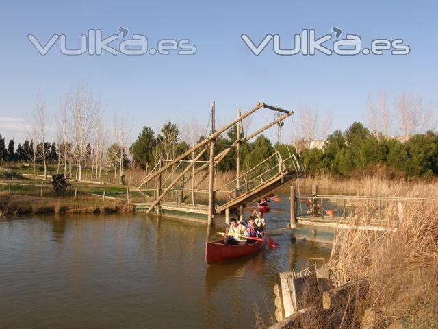 Canoa en la laguna