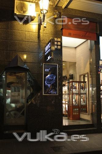 vista fachada noctuan de la tienda de la calle Santo Domingo