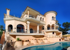 Anunciamos propiedades como esta excepcional villa en primera línea está situado en la prestigiosa zona de Sol ...