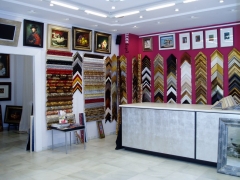 Interior de la tienda donde se pueden ver nuestras molduras de estilo y algunas de nuestras obras
