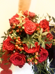 Ramo de rosas rojas con hipericum y eucalipto