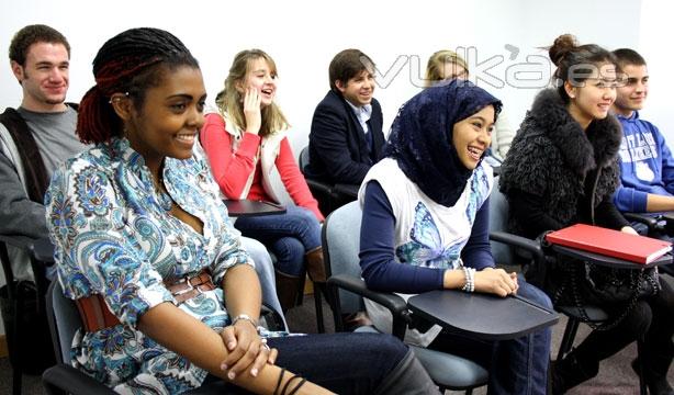 Alumnos de varias nacionalidades asistiendo a una clase