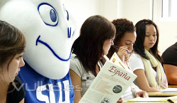 El Billiken, nuestra mascota, atendiendo una clase