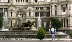 El billiken en la plaza cibeles