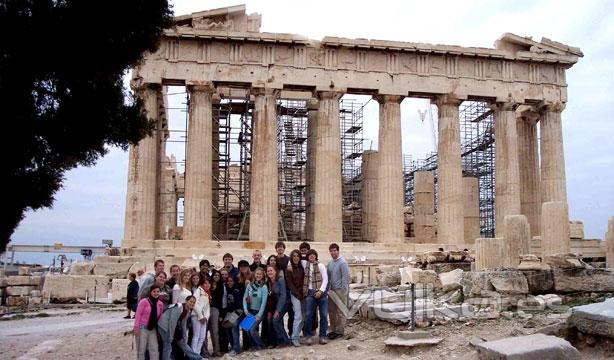 Los estudiantes visitando una reconstruccin de ruinas