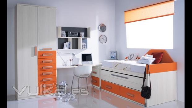 Mobiliario juvenil con compacto y armario con detalles en naranja