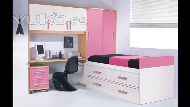 Dormitorio con zona estudio con puente de puertas batientes