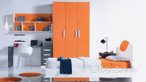 Cama, armario de puertas batientes y zona estudio en blanco naranja y gris