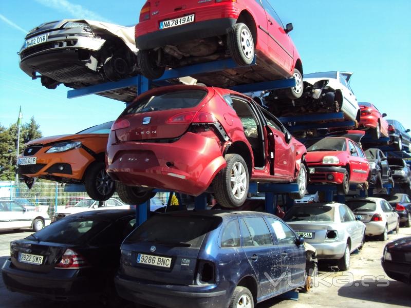 Estanterias de coches para desguace en la zona de recepcin