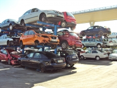 Zona de recepcion. estanteras de vehculos siniestrados. coches para desguaces.