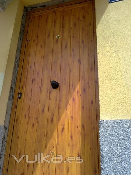 PUERTA DE CALLE CON PANEL MACHIEMBRADO EN PINO NUDO