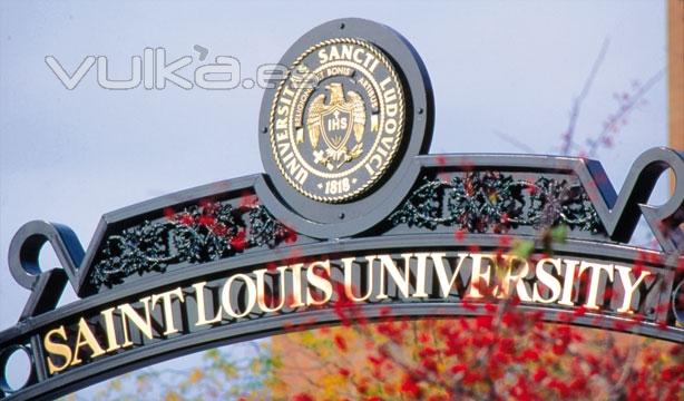El emblema en la entrada de nuestra universidad en Missouri