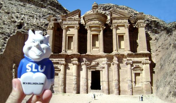 Nuestra particular mascota visitando el Monasterio de Petra