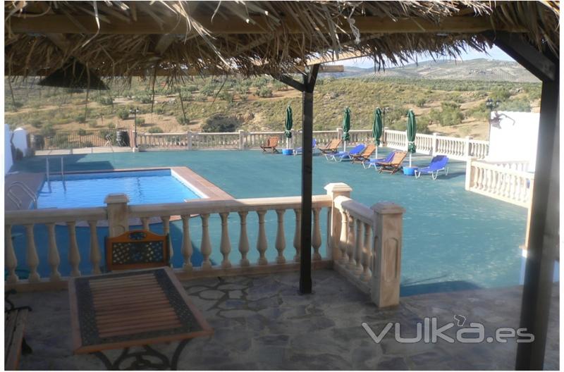 Vista de la piscina del alojamiento cortijo rural en Loja, Granada.