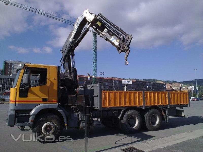 Iveco eurotrakker mp260e30h 6x4 camion caja abierta camin con gra hiab 250. Mando control.