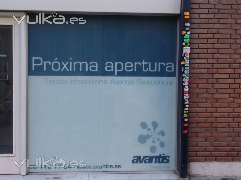 vinilo en impresion digital de proxim a apertura para nuevo local en valencia,montaje rotulosvalencia.com 