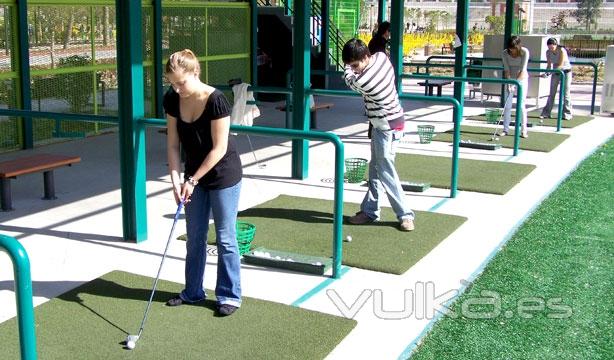 Nuestros estudiantes perfeccionando el tiro de golf