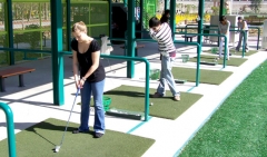 Nuestros estudiantes perfeccionando el tiro de golf