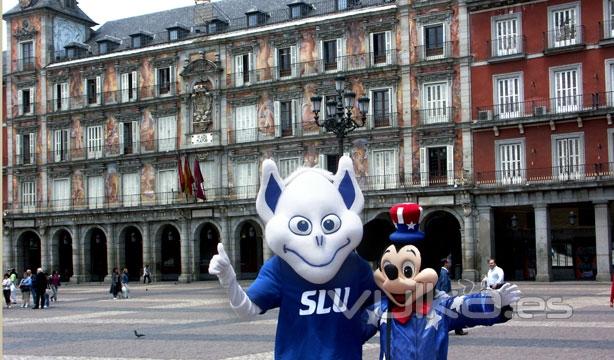 Nuestra particular mascota, el Billiken, haciendo migas con Mikey Mouse