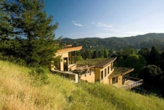 La casa de mill valley / mcglashan arquitectura  por nico saieh. el proyecto de la ladera de mill valley es una ...