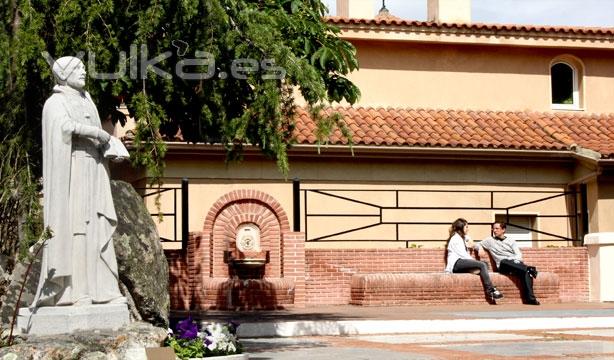 Estudiantes de distintas culturas charlando en el campus