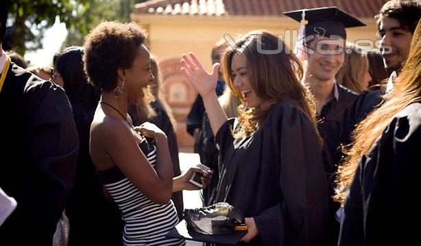 Estudiantes riendo tras su graduacin