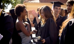 Estudiantes riendo tras su graduacion